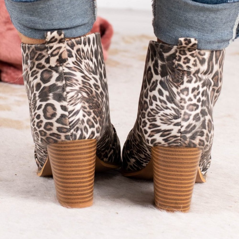 💥💥 FRONT DEEP VCUT LEOPARD BLOCK HEEL BOOTIES 💥💥 - Picture 3 of 6